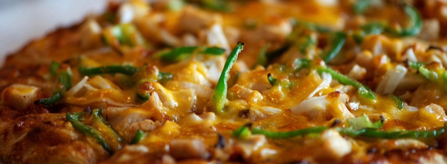 cheese pizza with chicken and green peppers